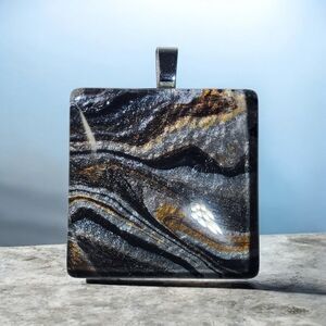 Elegant Black and Gold Pendant Necklace